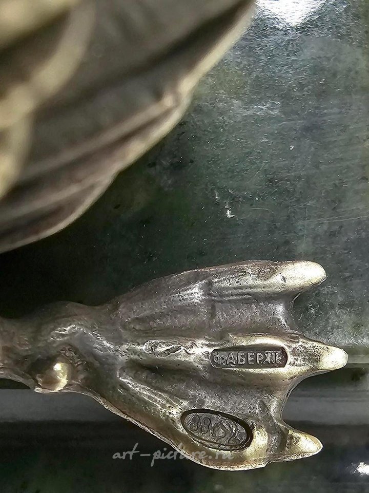 Русское серебро , Русская серебряная фигурка лебедя, позолоченная и украшенная выгравированными детальными узорами.