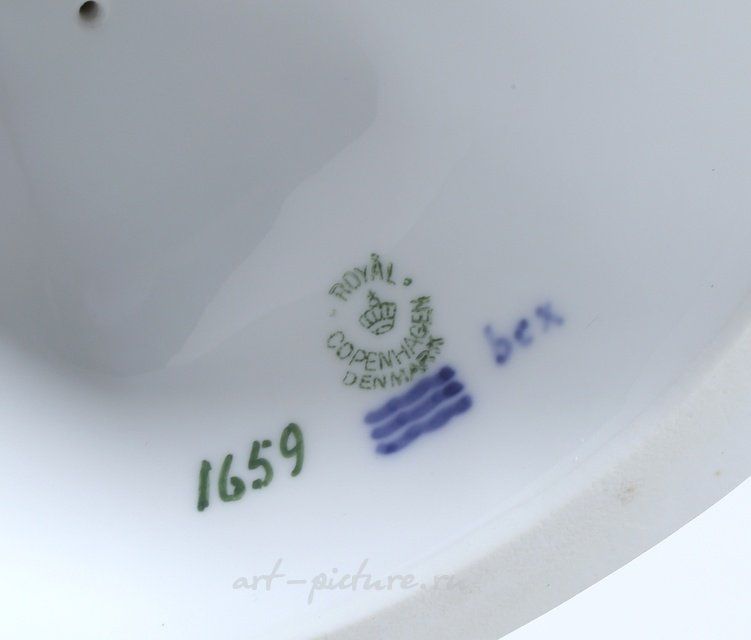 Паренек на камне. Дания, г. Копенгаген, Royal Copenhagen