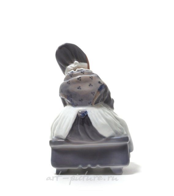 Вяжущая девочка. Дания, г. Копенгаген, Royal Copenhagen
