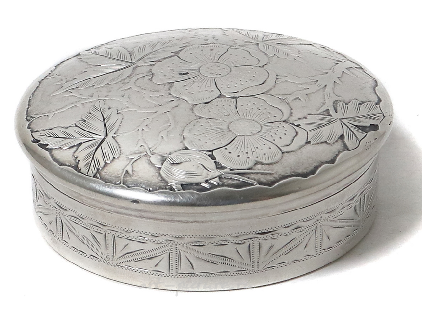 Round box or pillbox, China, 55 g, 925 silver, height 2.5 cm, diameter 6 cm.