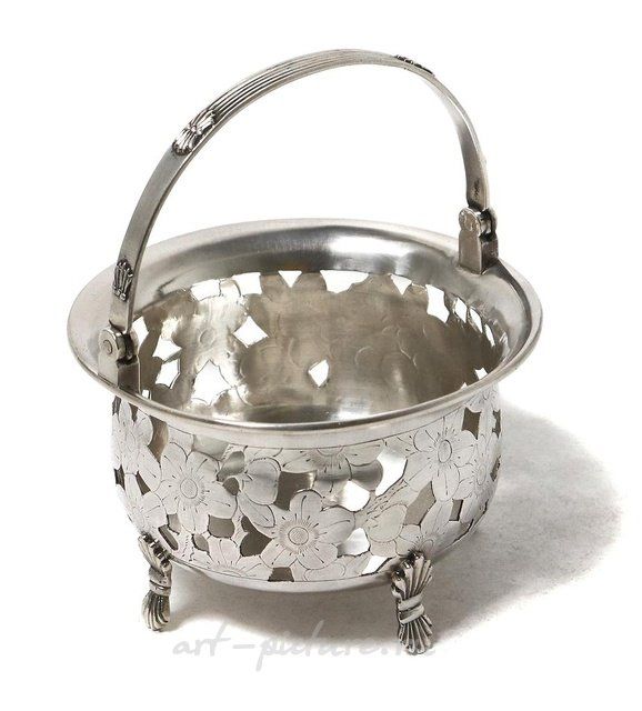 Silver pierced vase with a swing handle. China, Shanghai, Luen Wo, late 19th century.