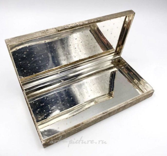 The translation of "Шкaтулка Вuсcеllati" from Russian to English is "Bucellati box."