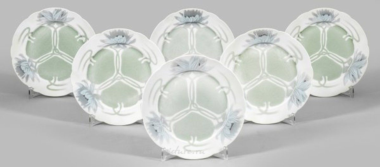 Декоративные тарелки в стиле модерн с розовым узором