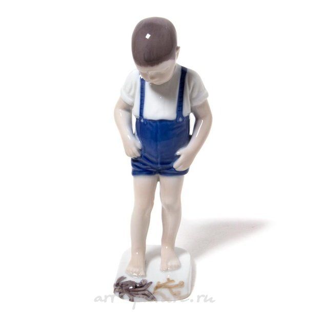 Мальчик с крабом. Дания, г. Копенгаген, Bing & Grondahl