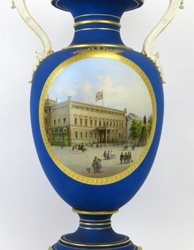 купить ВАЗА НА ОКТАГОНАЛЬНОМ ЦОКОЛЕ С РУЧКАМИ ИЗ БИСКВИТА. KPM БЕРЛИН. 1875 Г.