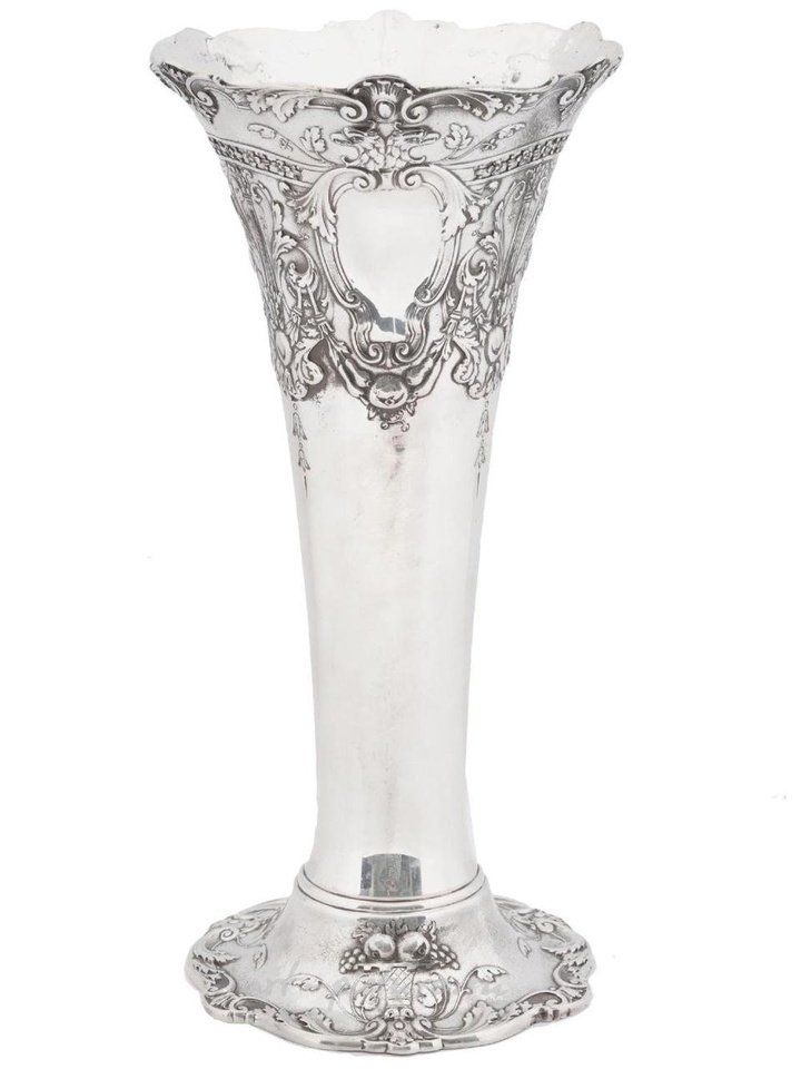 Русское серебро , Русская серебряная ваза в форме трубы с рельефным узором