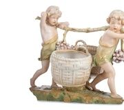 Группа двух херувимов королевской Вены фирмы Валисс, несущих корзины длиной 29 см