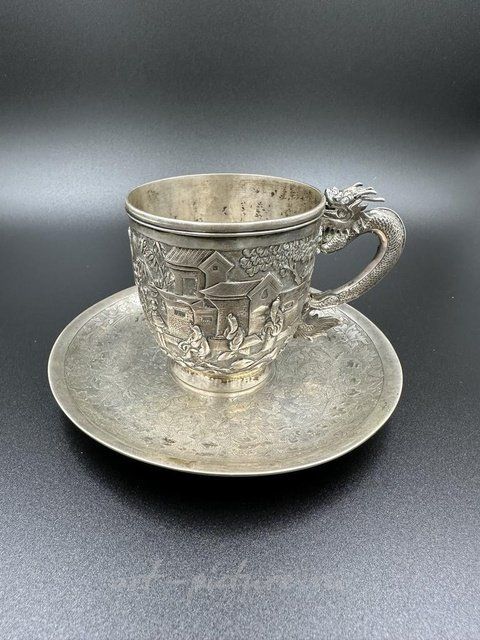 Китайская серебряная экспортная кружка с блюдцем, ручкой в виде дракона и щитом. 19 век.