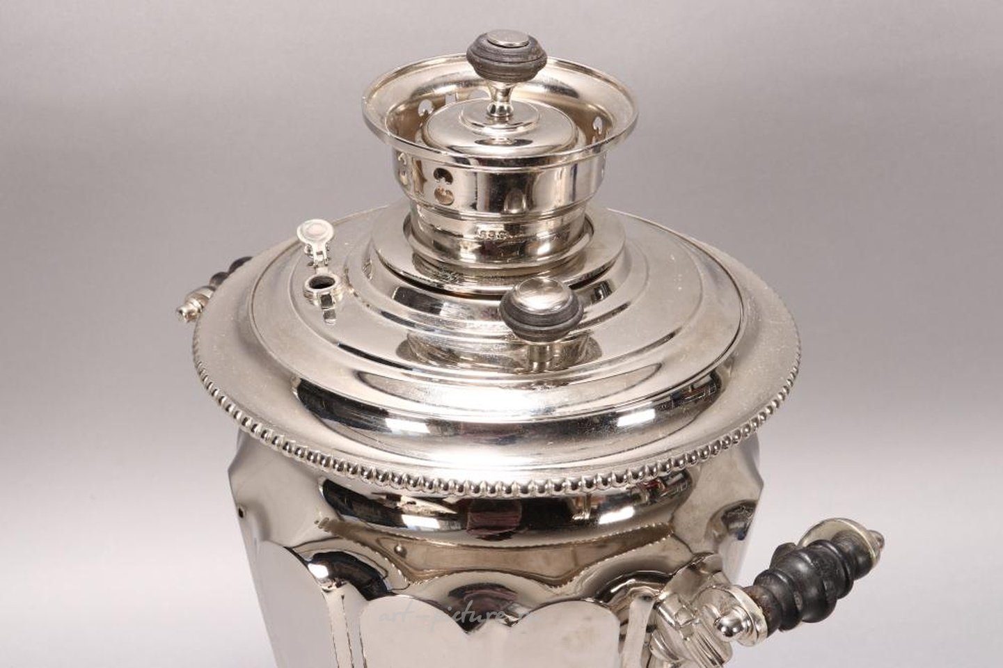 Русское серебро , Самовар с двумя ручками конца XIX века