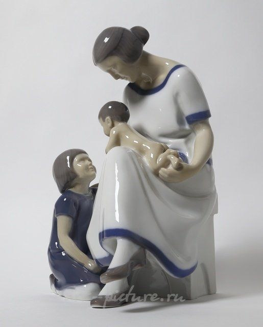 Мама с двумя детьми.Дания, г. Копенгаген, Bing & Grondahl