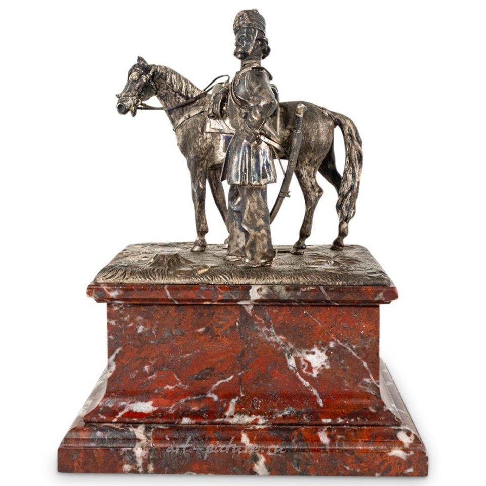 Русское серебро , Точная скульптура с хорошей анатомией и пропорциями, изображающая солдата рядом с конем