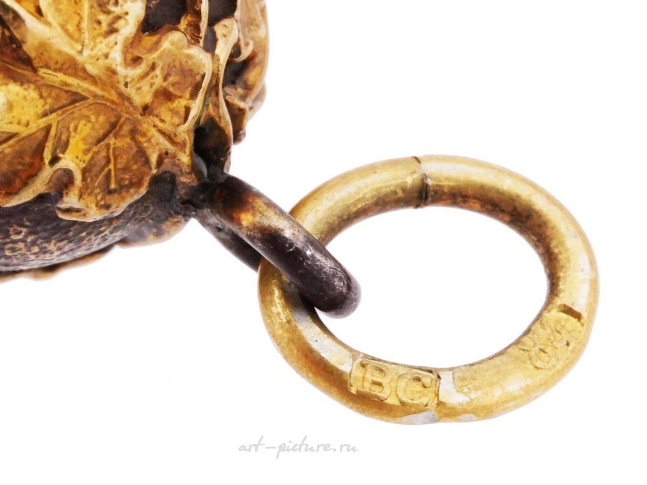 Русское серебро , Серебряное яйцо с виноградными лозами, позолоченное по 84 стандарту