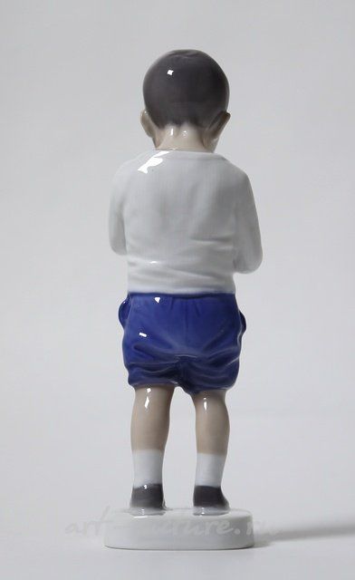 Петр. Мальчик с фруктами в руках. Дания, г. Копенгаген, Bing & Grondahl