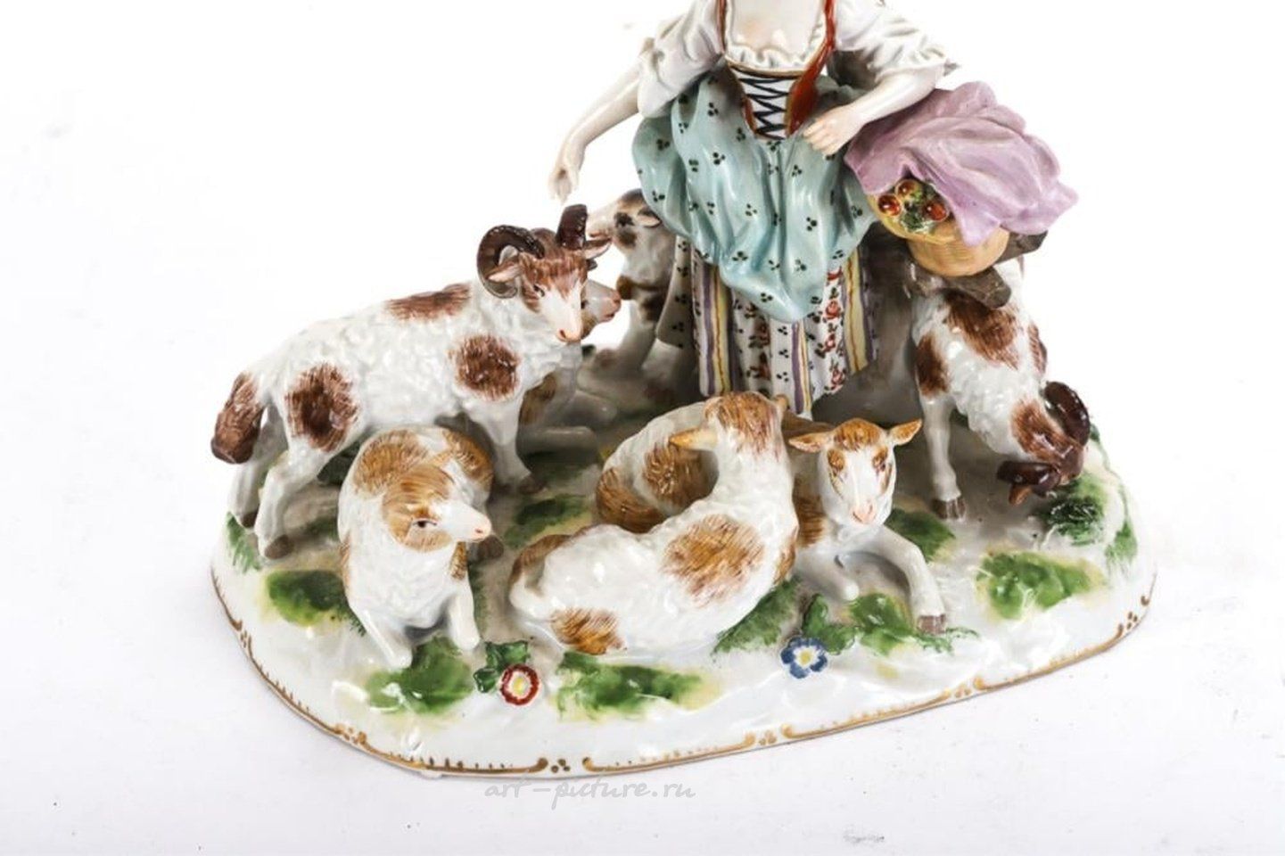 Royal Vienna , Фарфоровая статуэтка арт-нуво от Royal Vienna с дамой и овцой.