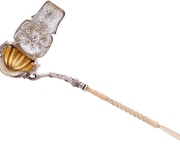 Серебряная соусница с пронзенной ложкой и крышкой