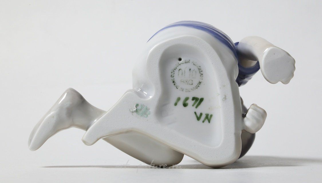 Мальчик, сидящий с опущенной головой