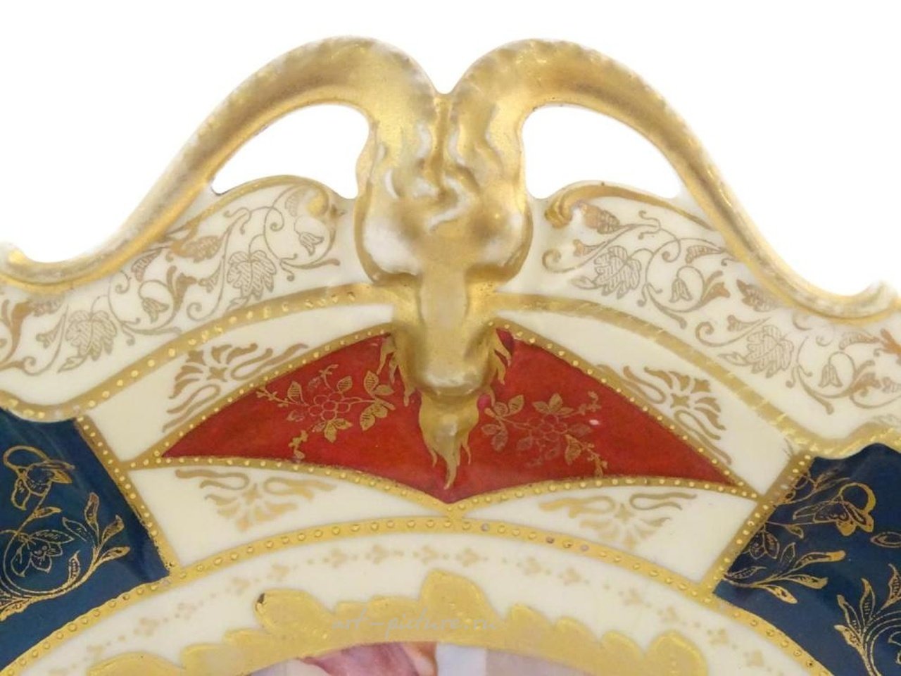 维也纳皇家瓷器 , 一只大陆风格的三柄橱柜盘，中间装饰有精致的花卉图案和浓密的绿叶。整个盘子呈圆形，釉面上有光泽，为其增添一份奢华感。适合用来展示或放置各种美食，是厨房或餐厅的理想选择。