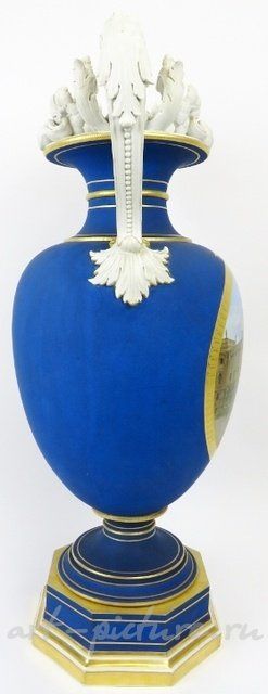 ВАЗА НА ОКТАГОНАЛЬНОМ ЦОКОЛЕ С РУЧКАМИ ИЗ БИСКВИТА. KPM БЕРЛИН. 1875 Г.