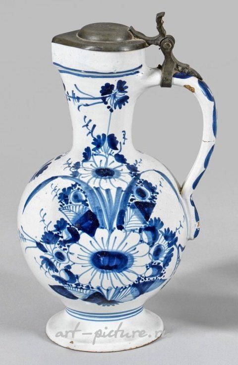 Немецкий бело-голубой фаянсовый кувшин с оловянной крышкой
