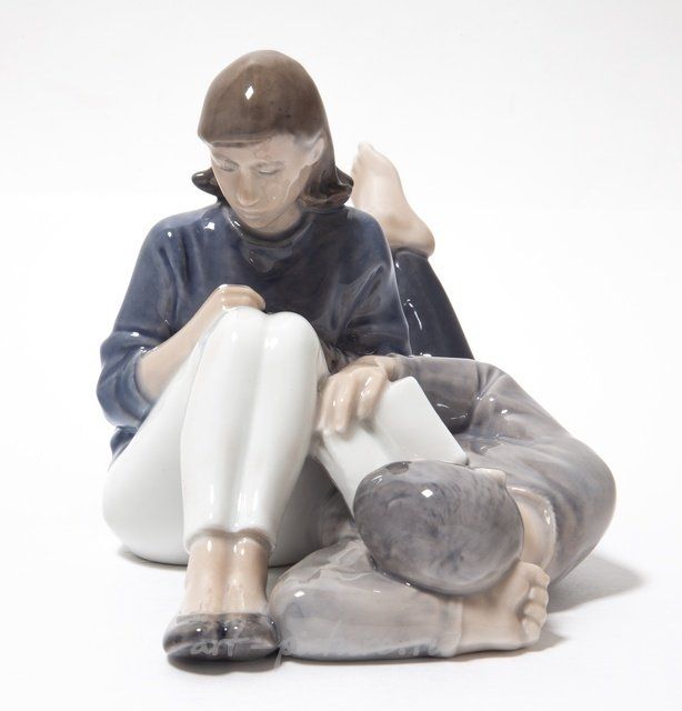 青少年在阅读。丹麦，哥本哈根，皇家哥本哈根