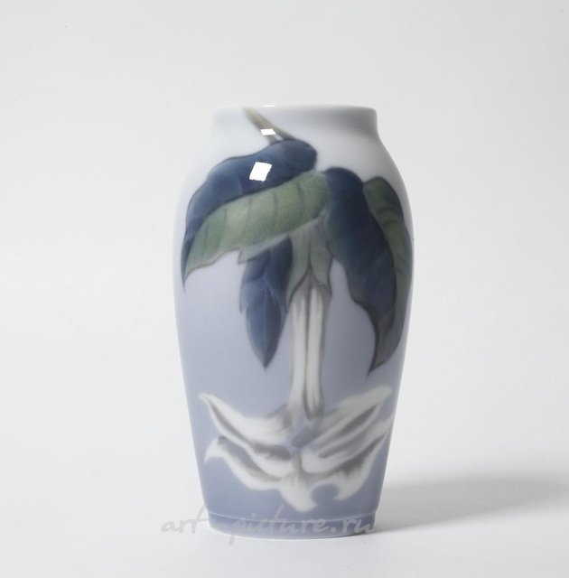 Фарфоровая ваза с белым цветком. Дания, г. Копенгаген, Royal Copenhagen