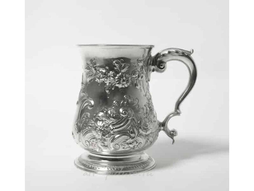 Серебряная кружка, богато декорированная флористическим узором. Англия,  Лондон, 1760 год.