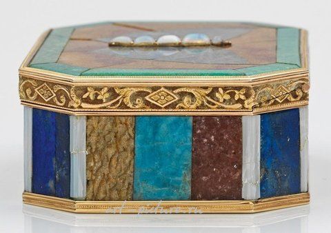 Royal Vienna, Фарфоровая табакерка в стиле Дрезденского ювелира Иоганна Кристиана Нойбера с драгоценными камнями, 1805 год