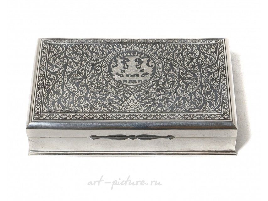 Серебряная шкатулка с внутренней деревянной отделкой, чернь, декорированная растительным орнаментом. Правительственный подарок.