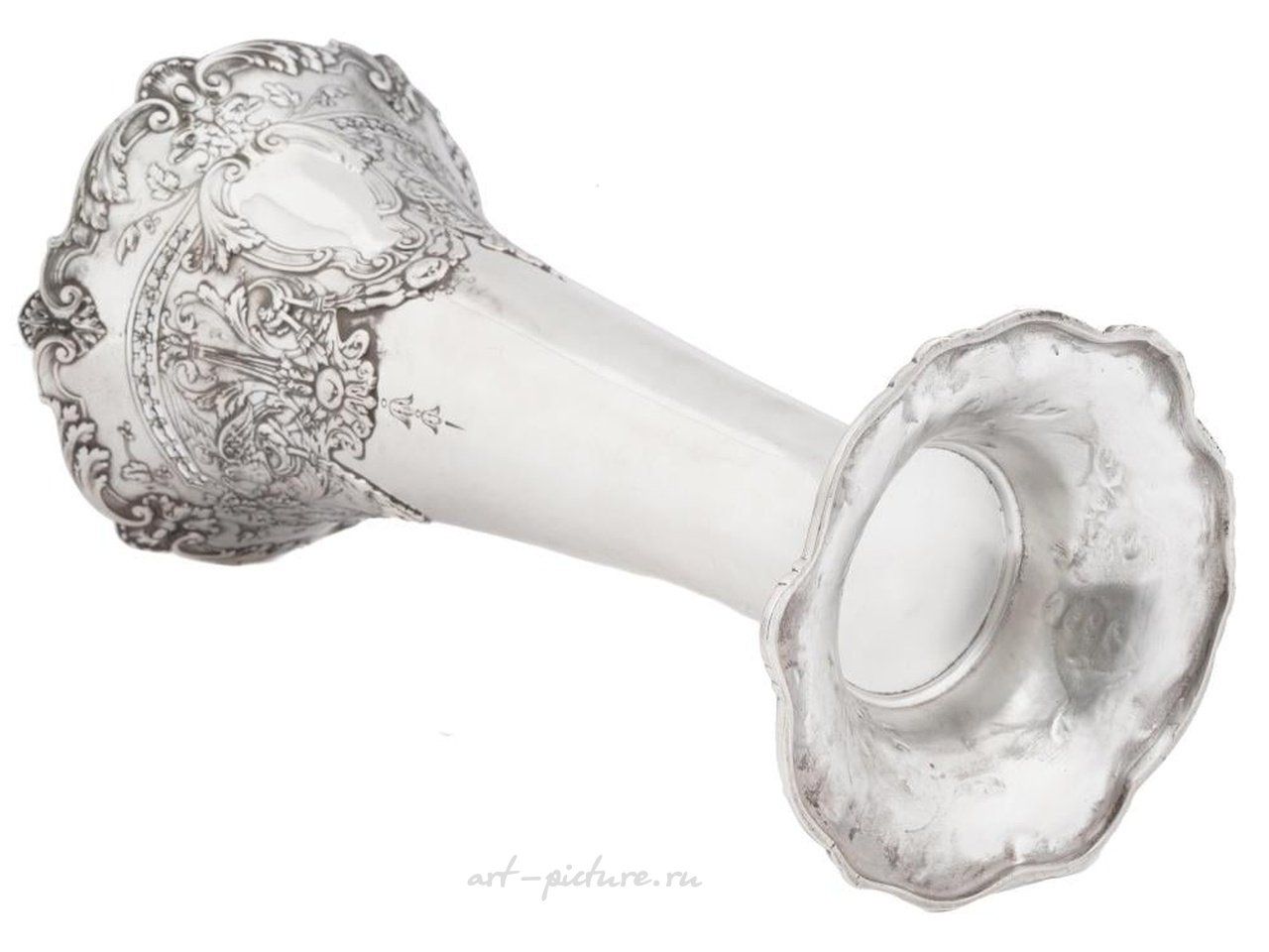 Русское серебро , Русская серебряная ваза в форме трубы с рельефным узором