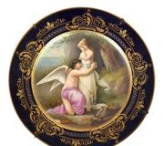Антикварная керамическая тарелка "Прощание Купида с Психеей" из Рубиновой Вены
Австрийская керамическая тарелка "Прощание Купида с Психеей" из Рубиновой Вены. Ручная роспись, синий цвет, золот