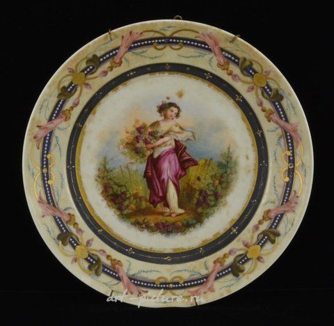 Royal Vienna, Художественная работа с прекрасным портретом женщины в саду, с полными руками цветов