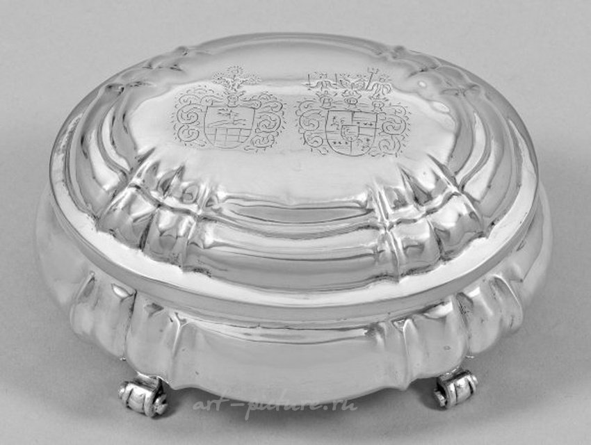 Изысканная барочная шкатулка из серебра с гравированными гербами