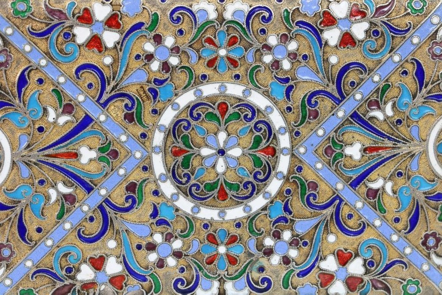 Русское серебро , Серебряный позолоченный сигаретный футляр в русском стиле.