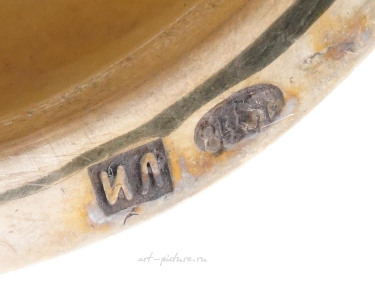 Русское серебро , Русское серебряное позолоченное яйцо с эмалью на Пасху