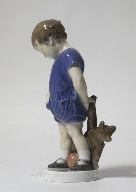 Мальчик с мишкой. Дания, г. Копенгаген, Royal Copenhagen