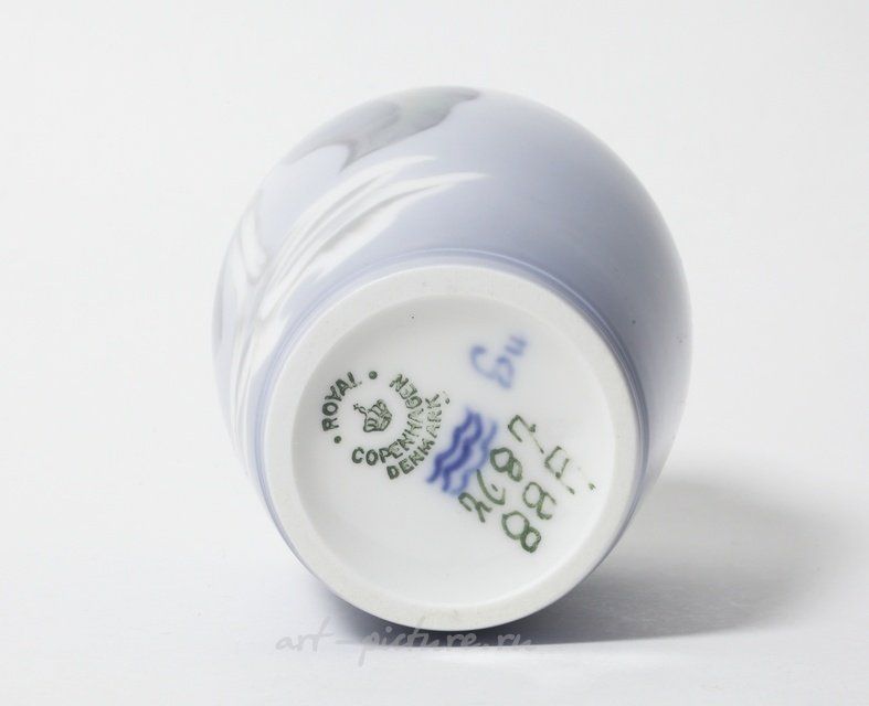 Фарфоровая ваза с белым цветком. Дания, г. Копенгаген, Royal Copenhagen