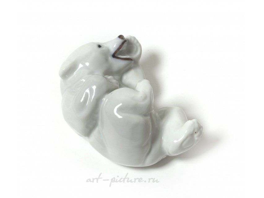 Белый полярный медвежонок. Дания, г. Копенгаген, Royal Copenhagen