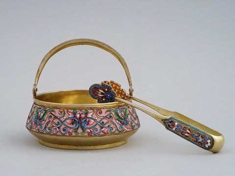 Русское серебро, Русская серебряная с позолотой и эмалью в технике клоизонне сахарница и сахарные щипцы