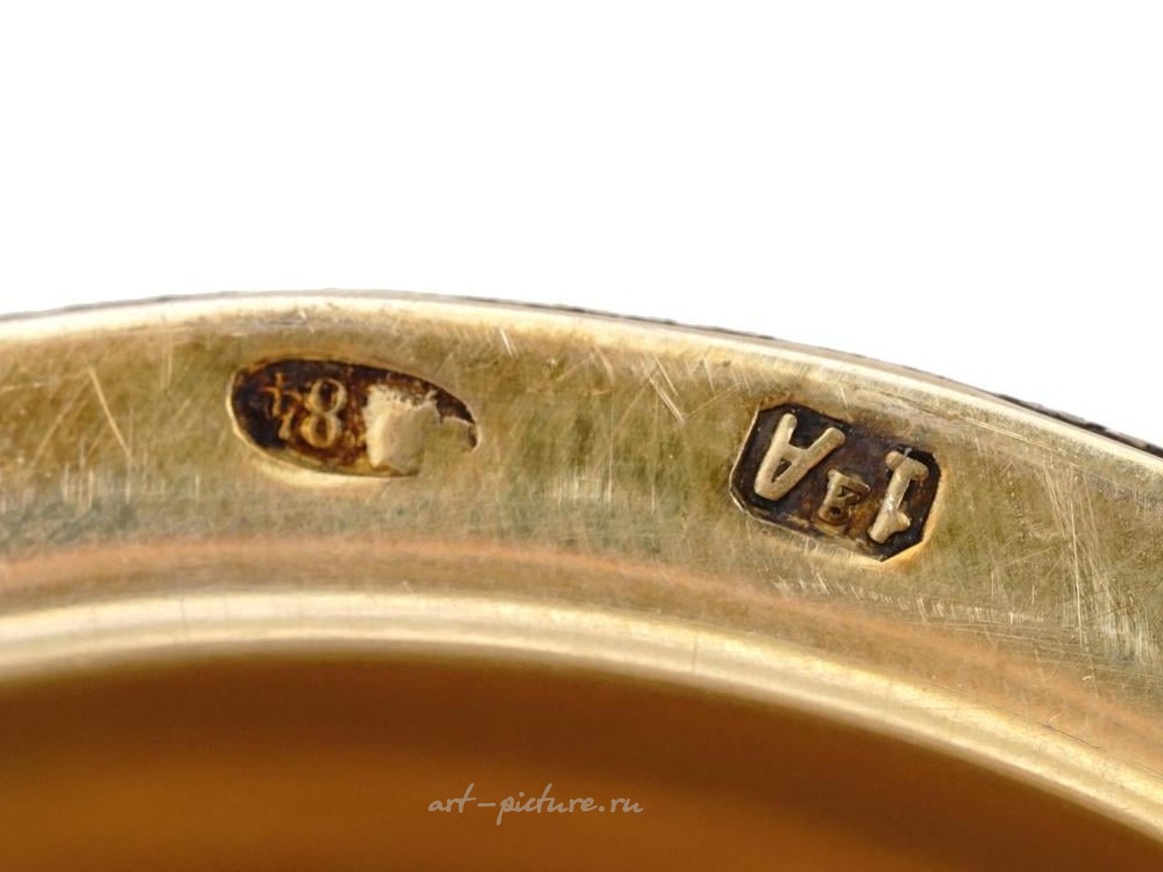 Русское серебро , Серебряный яйцевидный футляр с позолотой и эмалью в технике клоизонне, 84 пробы.