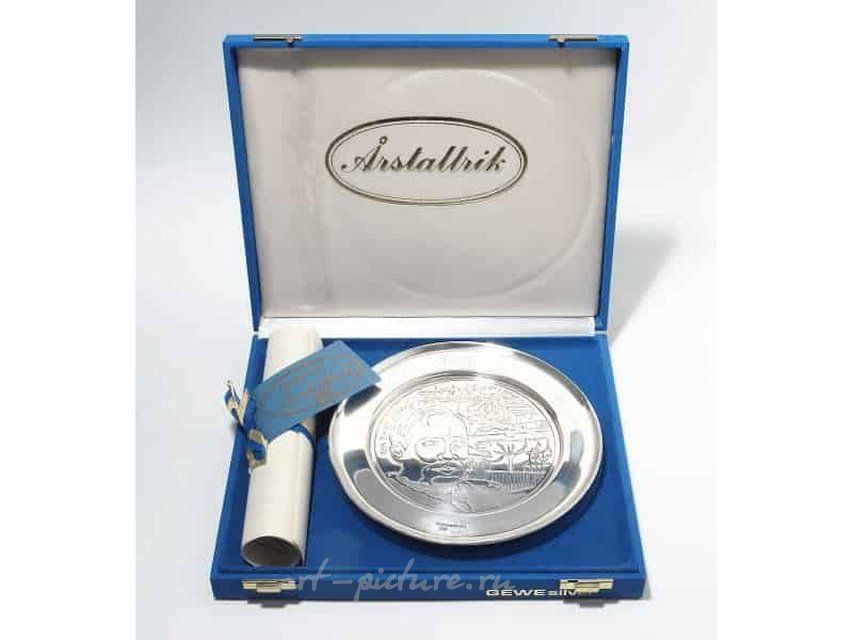 Коллекционная серебряная тарелка с портретом шведского поэта и писателя Биргера Сёберга Швеция, г.Мальме, мастерская GEWE SILVERVARUFABRIKEN AB, 1976 год.