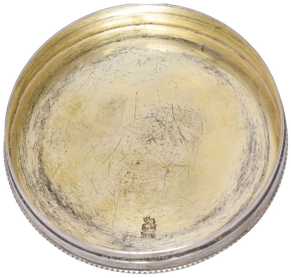 Русское серебро , Серебряная русская табакерка с отпечатками медали "В память о смерти императрицы Елизаветы I Российской"