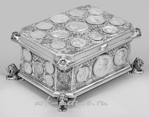 Изысканная шкатулка из серебра.