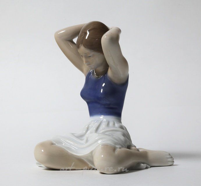 Девочка, поправляющая волосы. Дания, г. Копенгаген, Royal Copenhagen