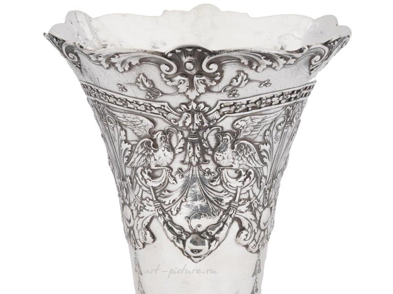 Русское серебро , Русская серебряная ваза в форме трубы с рельефным узором