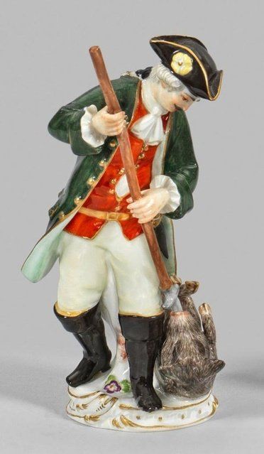 Фарфоровая фигурка "Охотник с диким кабаном"