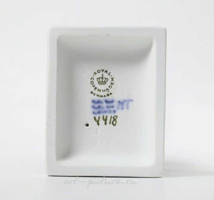 Женщина с корзиной яиц на голове. Дания, г. Копенгаген, Royal Copenhagen