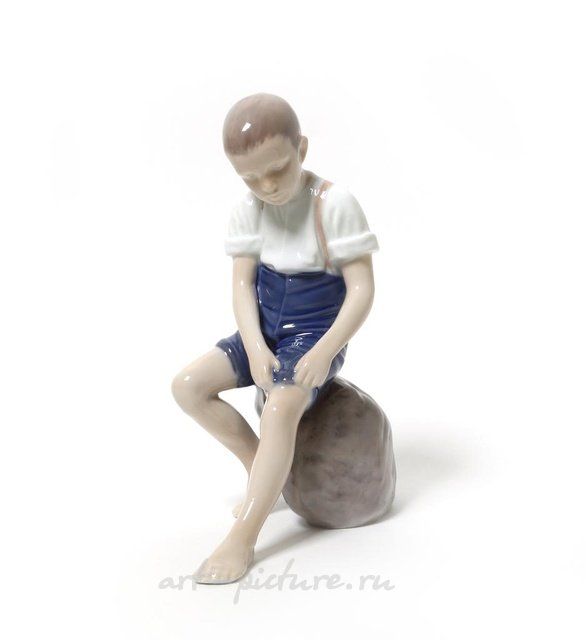 Мальчик, подкатывающий штанину. Дания, г. Копенгаген, Bing & Grondahl