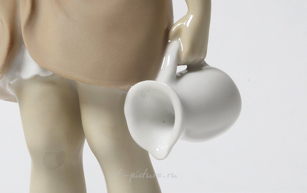 Пролившая молоко. Дания, г. Копенгаген, Bing & Grondahl