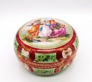 Фарфоровая ваза с изображением Трех граций и цветочными украшениями