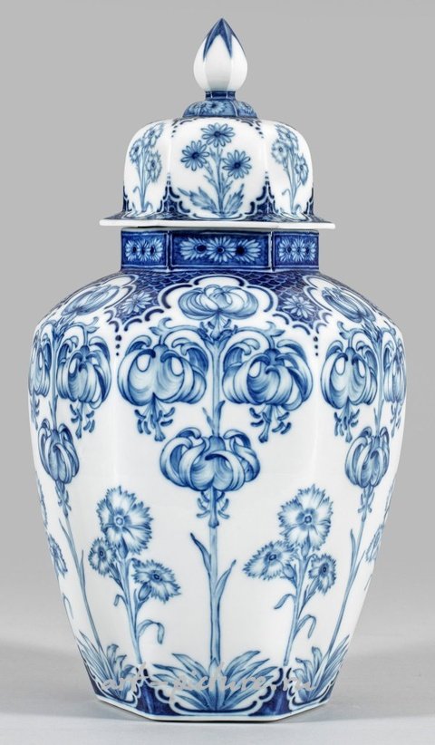 Фарфоровая ваза с крышкой в стиле ар-нуво с тонко раскрашенными лилиями и гвоздиками в подглазурно-голубом цвете.